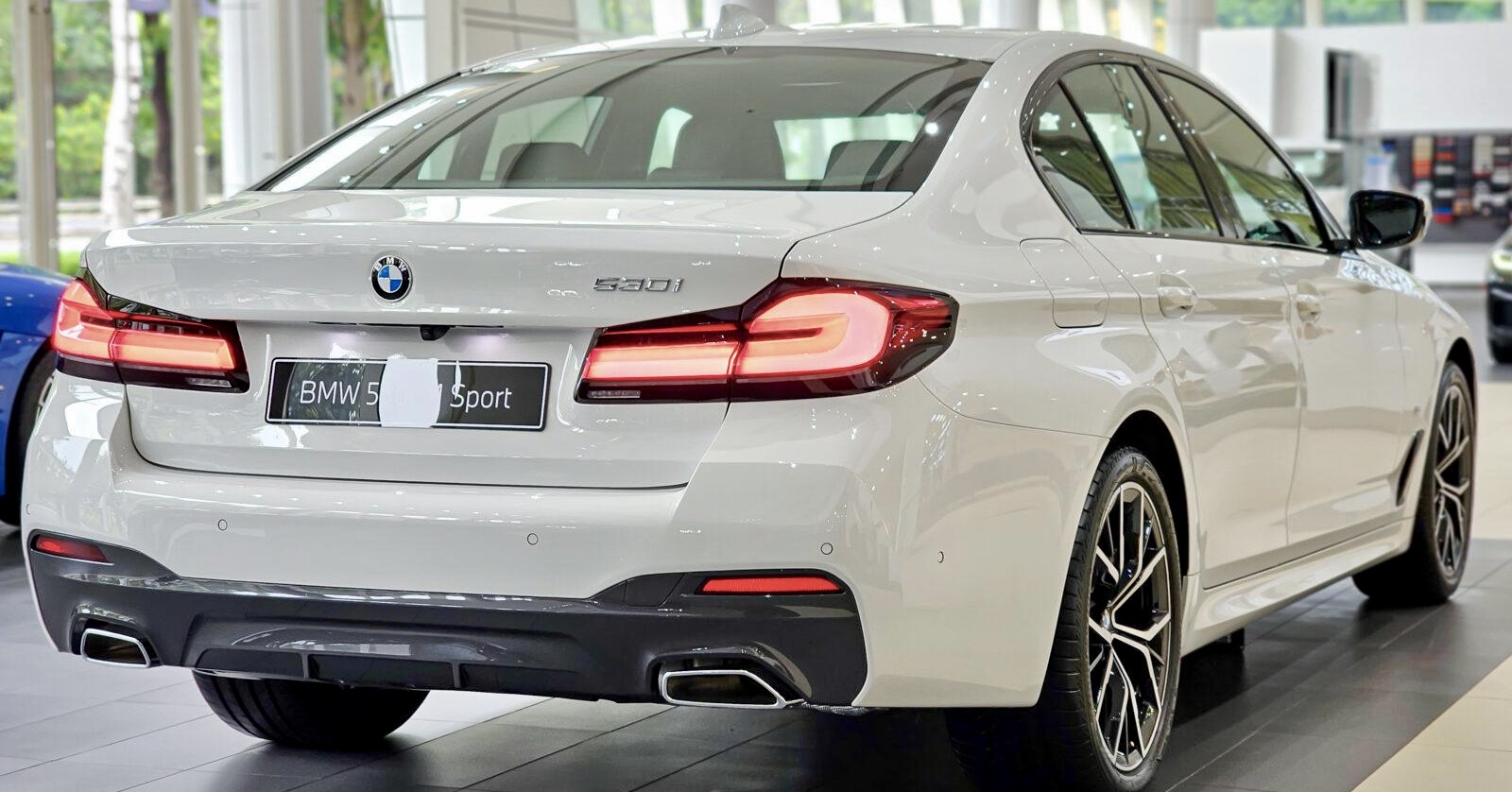 Thiết kế vuốt thấp của đuôi xe BMW 530i M Sport