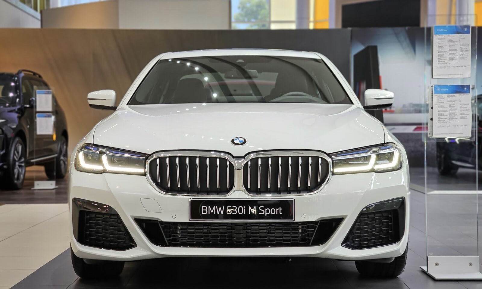 Đầu xe BMW 530i M Sport