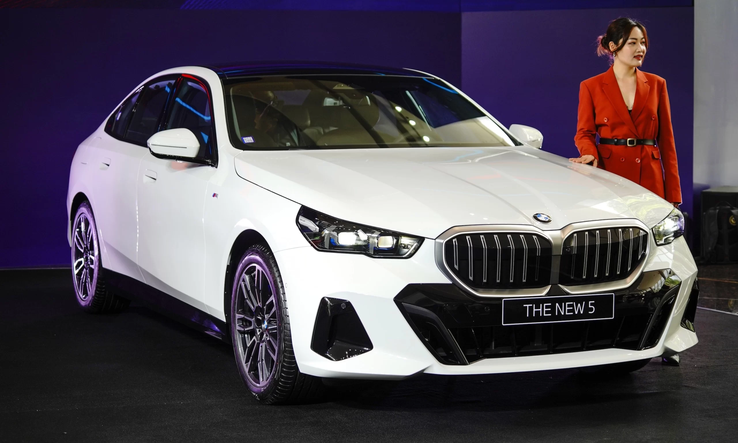 Đầu xe BMW 530i 2025