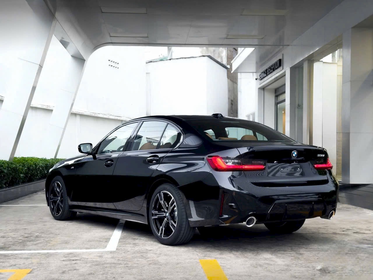 Nhìn ngang, gói M Sport khiến tổng thể thêm thanh thoát nhưng vẫn cơ bắp; viền cửa sổ đen bóng Shadow Line và đường gân dập nổi kéo dài tạo cảm giác bề thế.