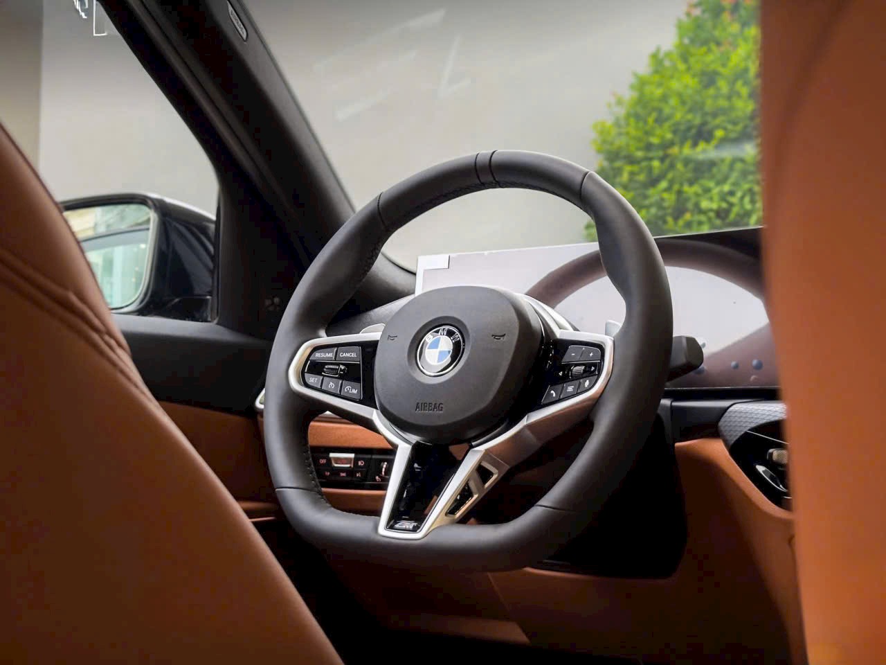 Vô lăng M Sport bọc da kèm lẫy chuyển số, phím kim loại cao cấp; bệ trung tâm ốp nhôm nổi khối mang lại cảm giác công nghệ.